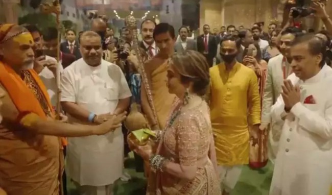 Spiritual leaders Swami Sadananda Saraswati and Swami Avimukteshwaranand attend Anant and Radhika’s Aashirwad ceremony