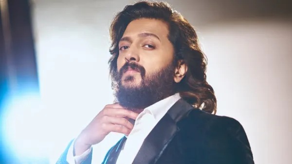 Riteish Deshmukh On Roll As ‘Bigg Boss Marathi’ Shatters Records  Read more at: https://www.oneindia.com/entertainment/riteish-deshmukh-on-roll-as-bigg-boss-marathi-shatters-records-3911177.html