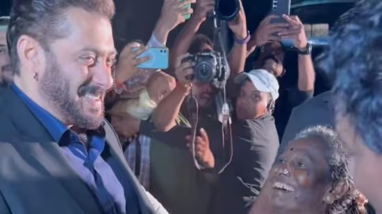 Salman Khan wins hearts with his humble interaction with an elderly fan in Mumbai: Tiger down to earth hai