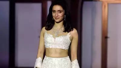 Shraddha Kapoor’s ‘AWKWARD’ Ramp Walk Leaves Netizens Divided – A Closer Look